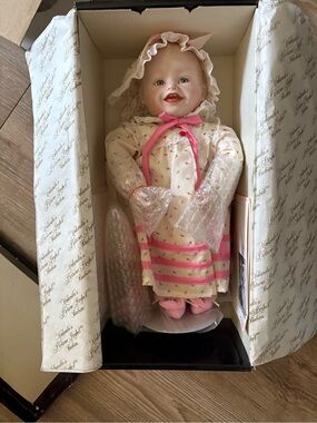 Yolanda‘s Picture Perfect Babies Porcelain Doll Sarah In Original Box